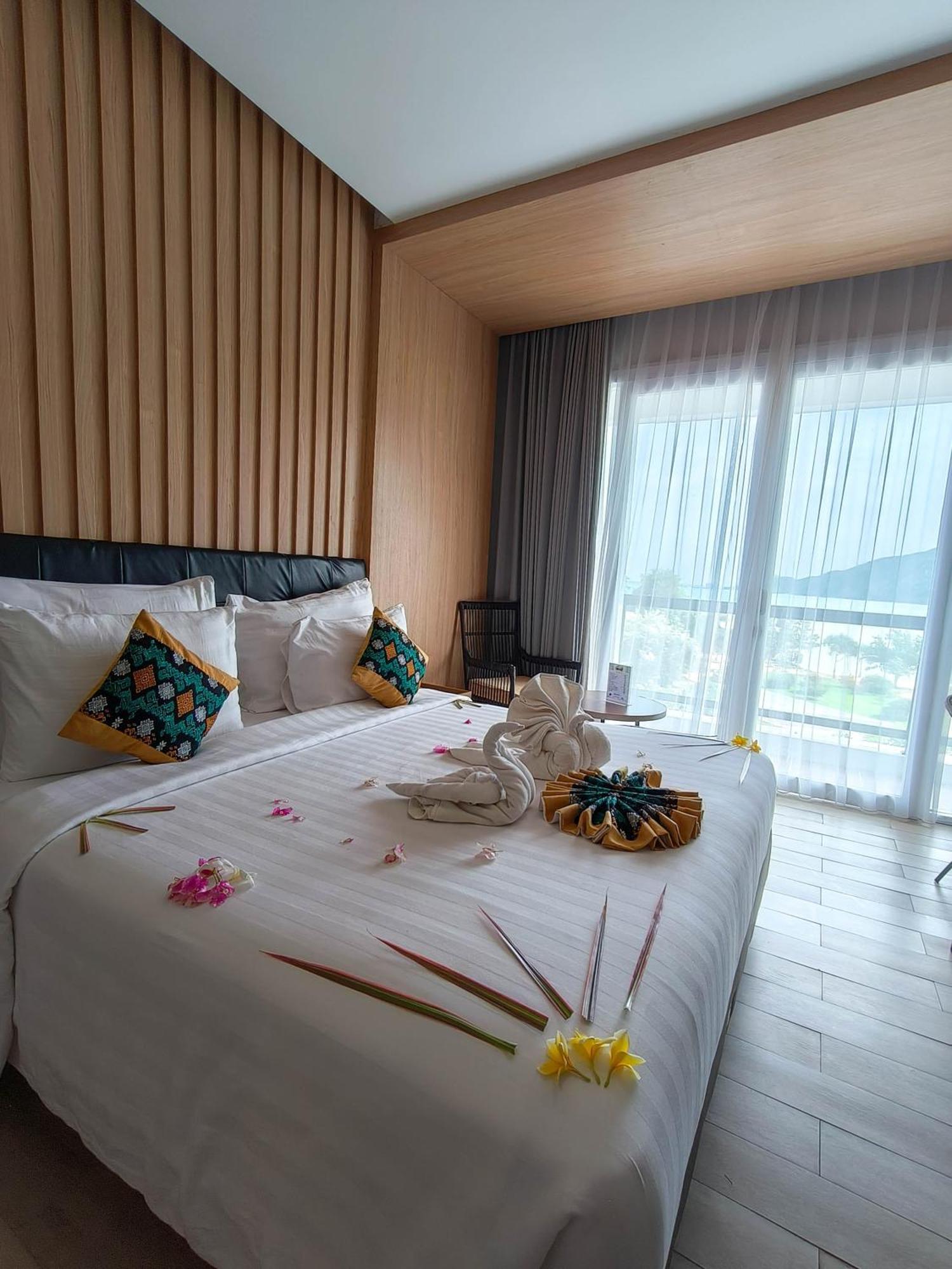 Raja Hotel Kuta Mandalika Resort & Convention ภายนอก รูปภาพ