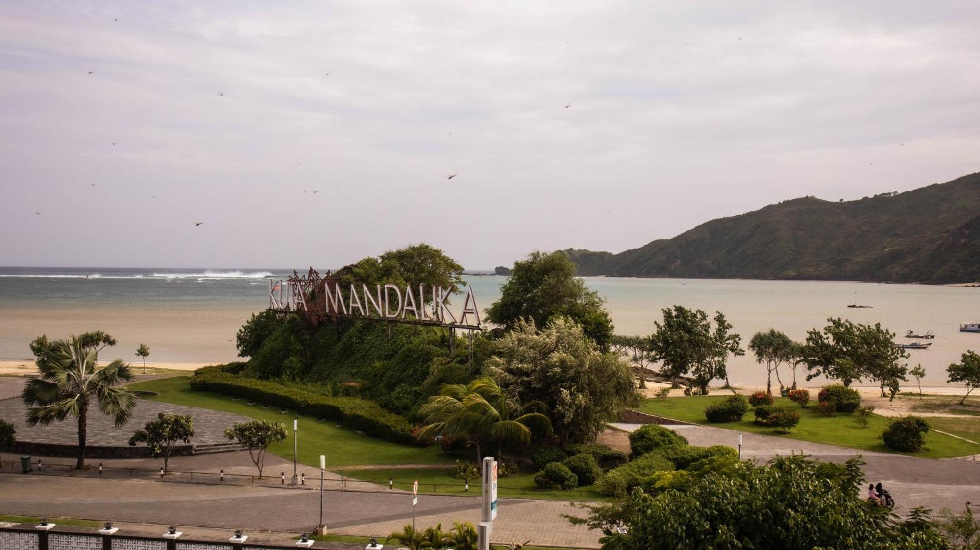 Raja Hotel Kuta Mandalika Resort & Convention ภายนอก รูปภาพ