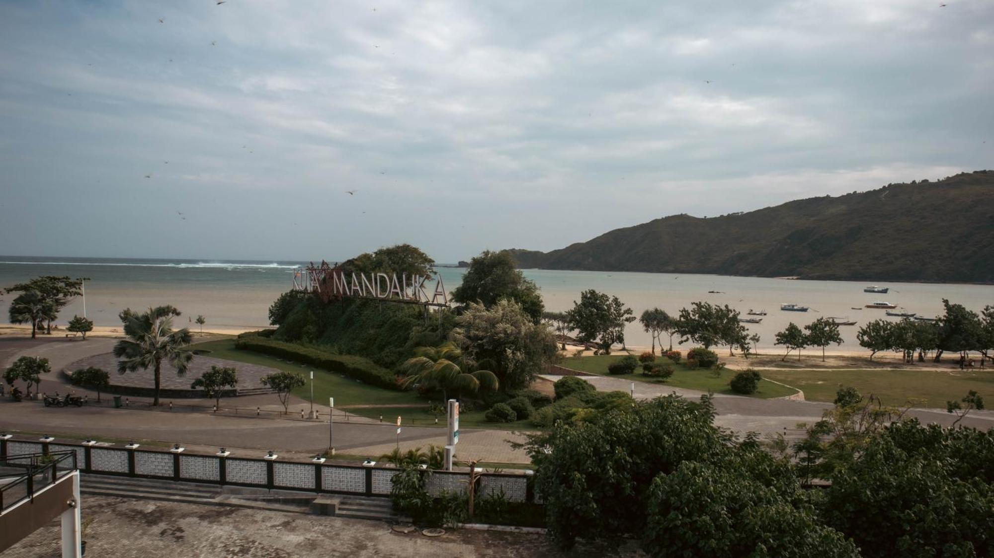 Raja Hotel Kuta Mandalika Resort & Convention ภายนอก รูปภาพ
