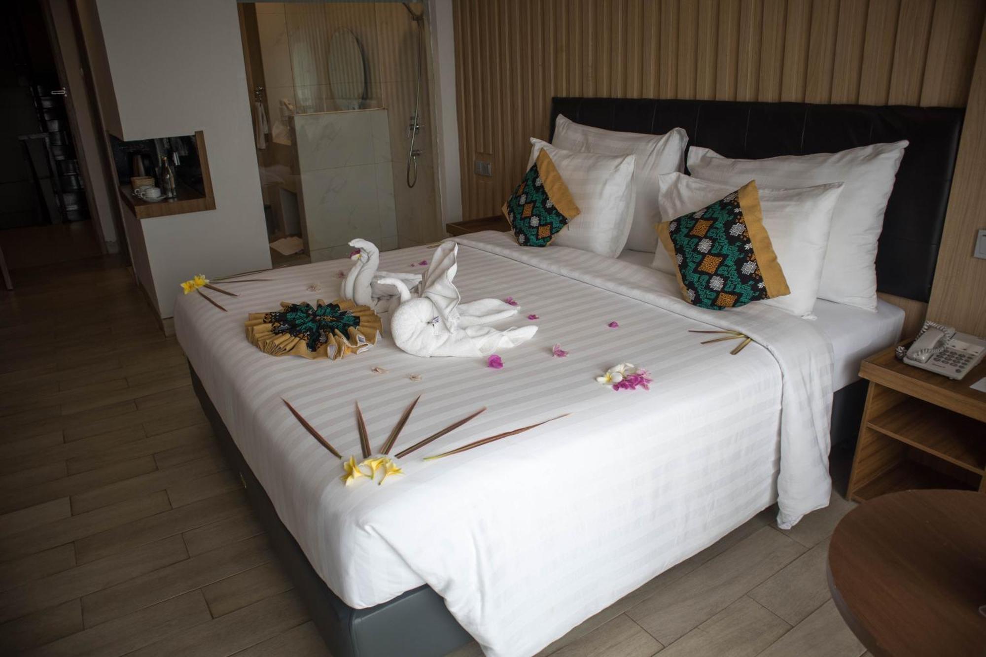 Raja Hotel Kuta Mandalika Resort & Convention ภายนอก รูปภาพ