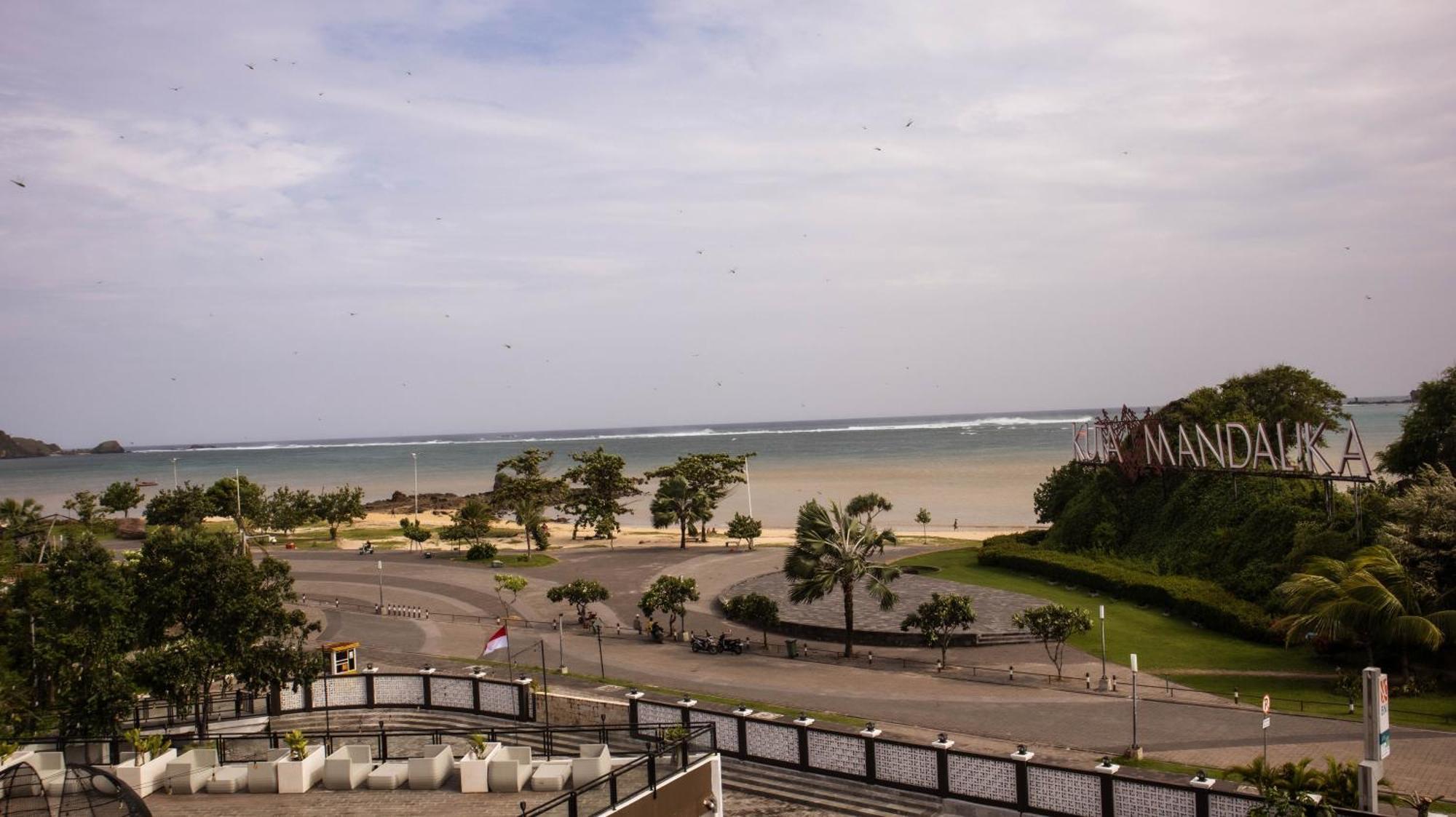 Raja Hotel Kuta Mandalika Resort & Convention ภายนอก รูปภาพ