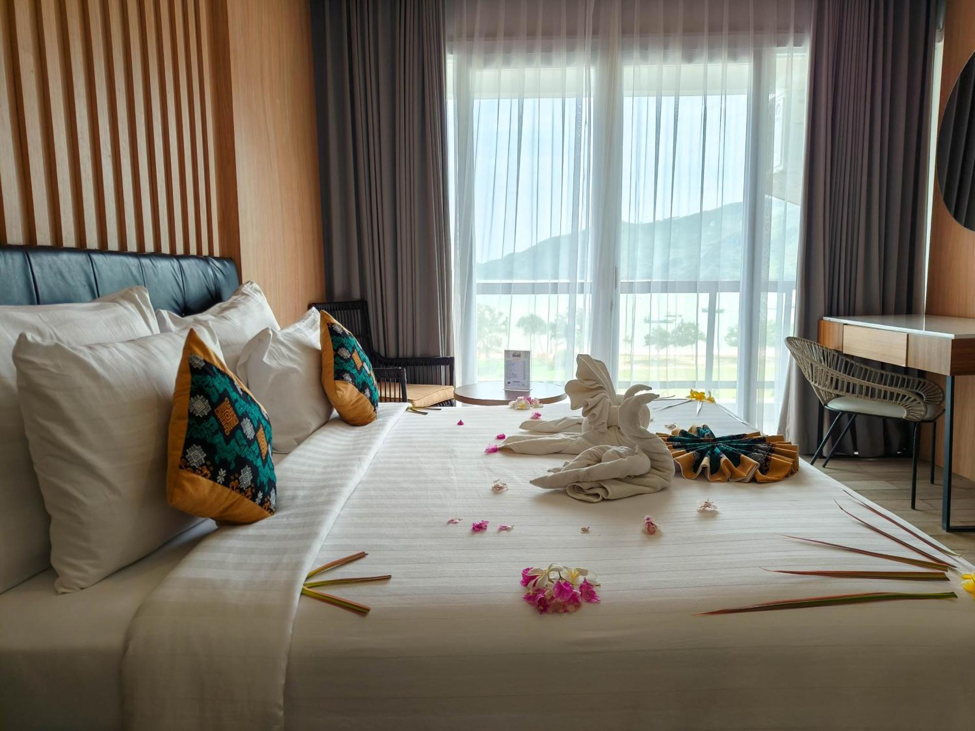 Raja Hotel Kuta Mandalika Resort & Convention ภายนอก รูปภาพ