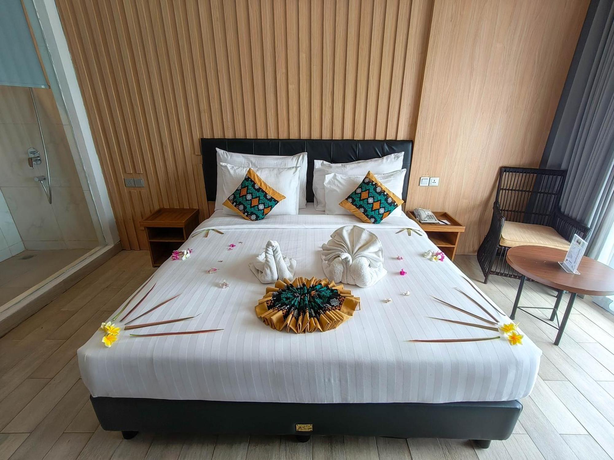 Raja Hotel Kuta Mandalika Resort & Convention ภายนอก รูปภาพ