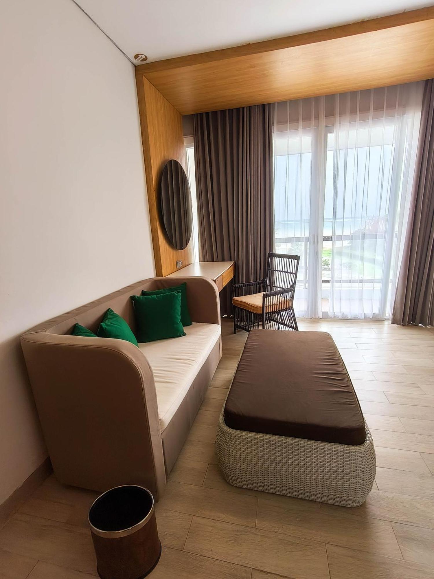 Raja Hotel Kuta Mandalika Resort & Convention ภายนอก รูปภาพ