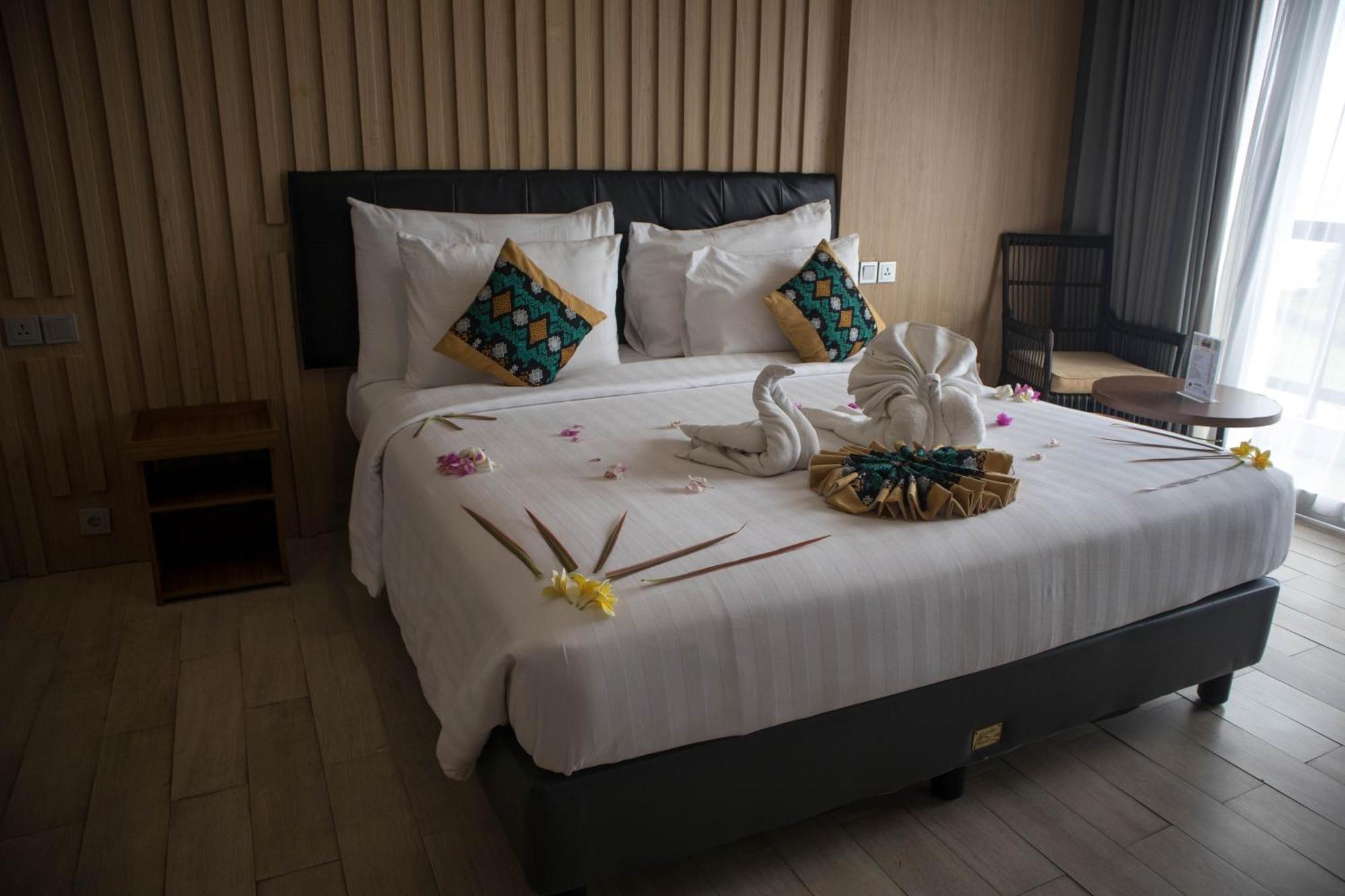 Raja Hotel Kuta Mandalika Resort & Convention ภายนอก รูปภาพ