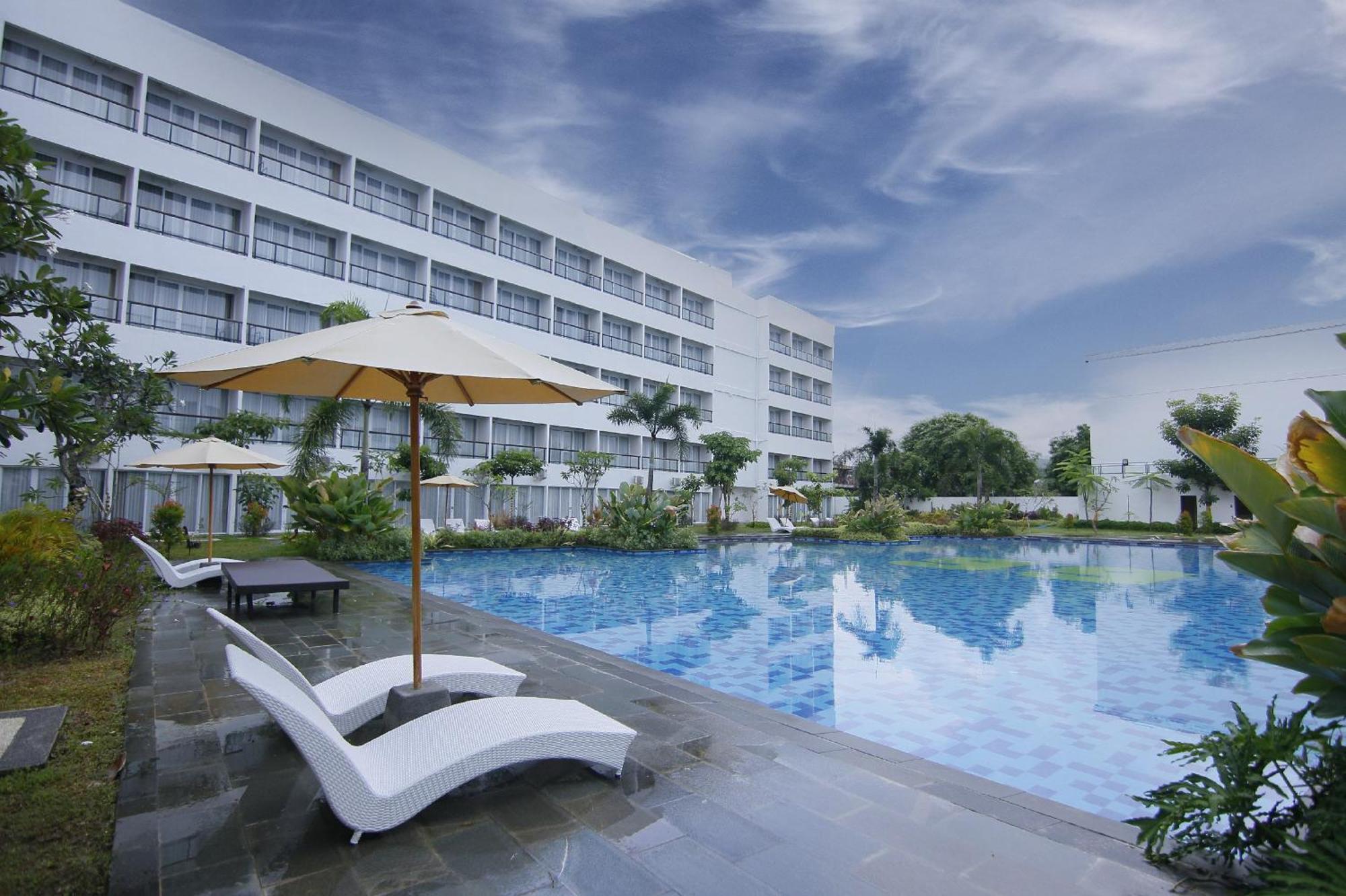 Raja Hotel Kuta Mandalika Resort & Convention ภายนอก รูปภาพ