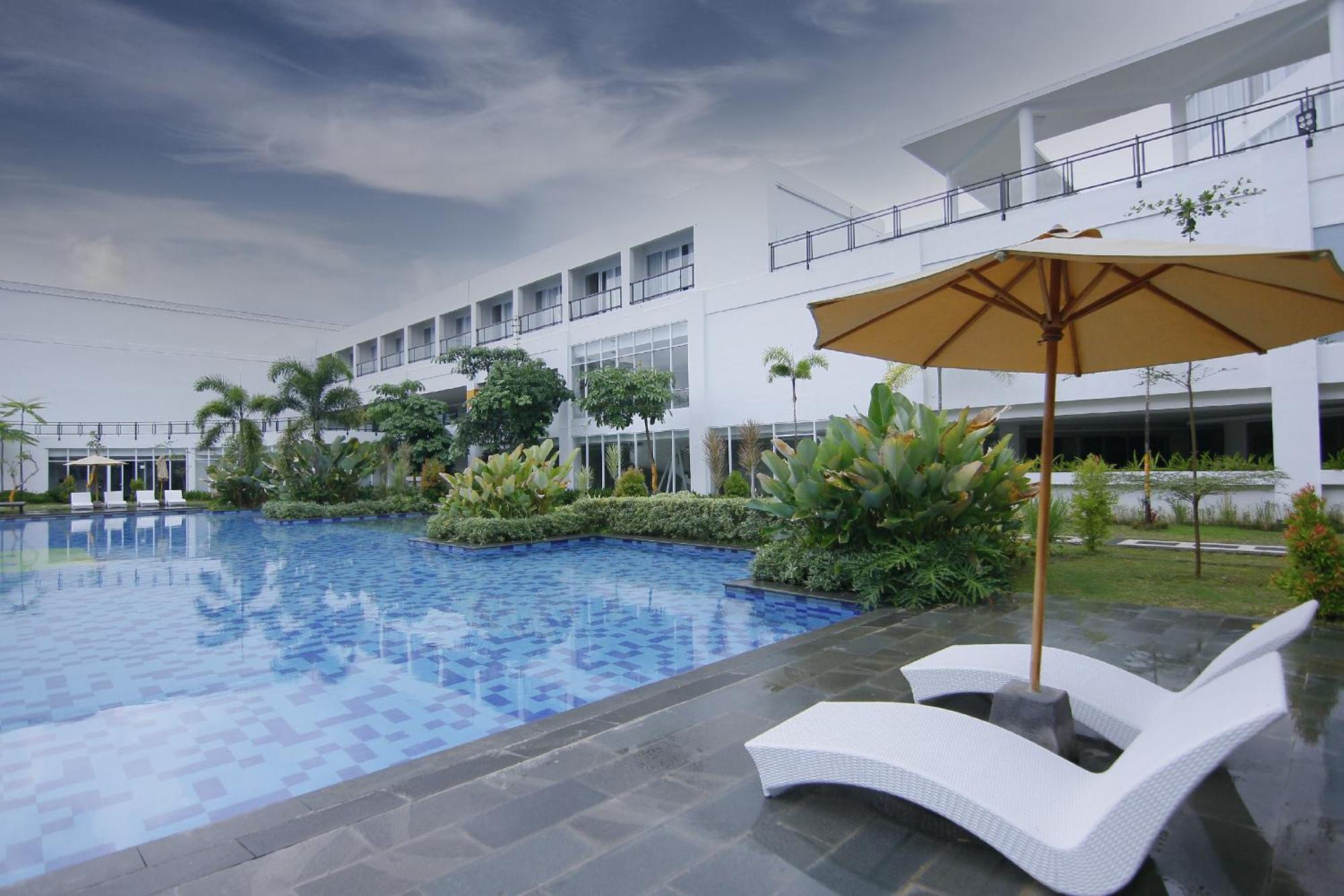Raja Hotel Kuta Mandalika Resort & Convention ภายนอก รูปภาพ