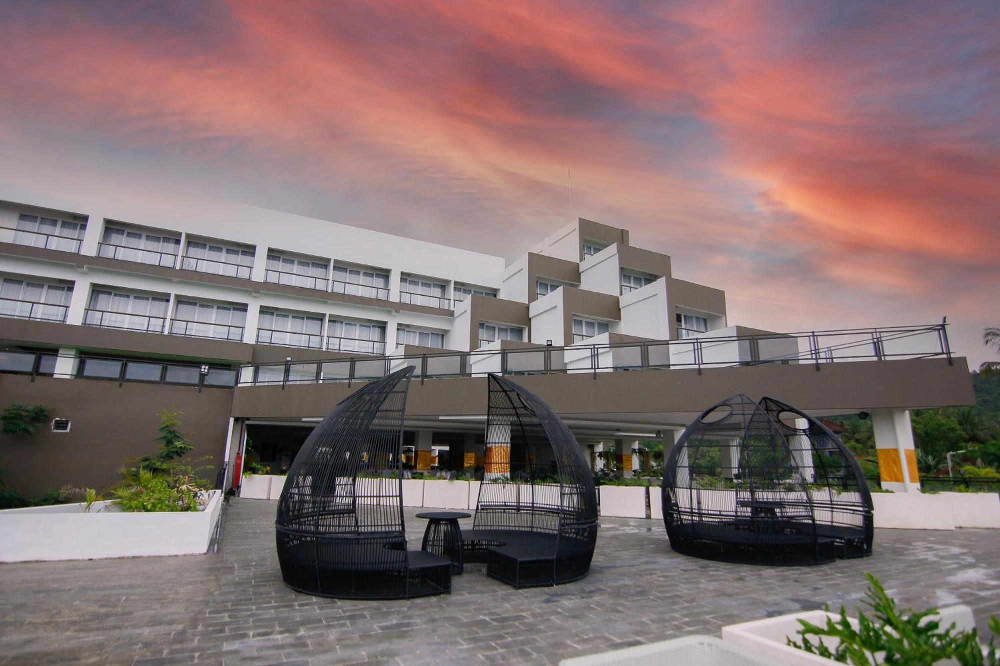 Raja Hotel Kuta Mandalika Resort & Convention ภายนอก รูปภาพ